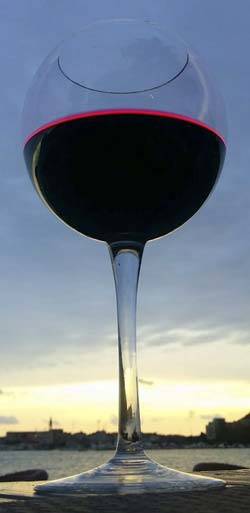 glass_of_red_wine_healthy_gut_250x513